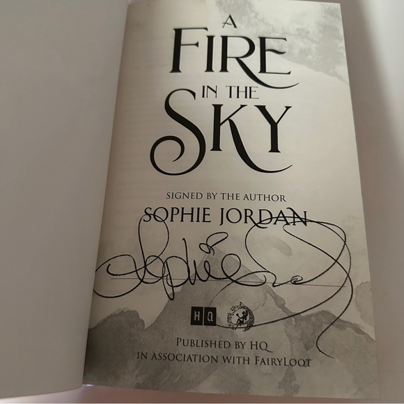 A Fire in the Sky Fairyloot Edition Signed by the Author Sprayed Edges - Picture 7 of 9